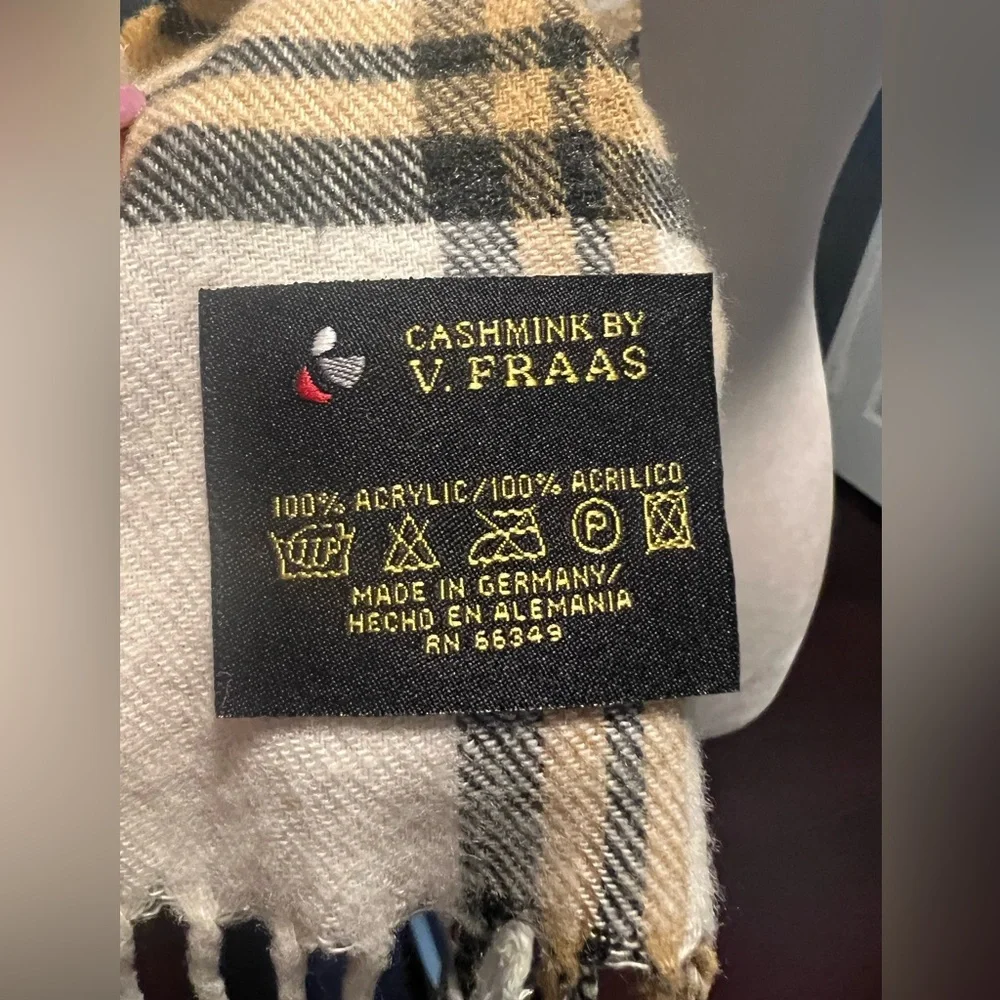 Soft V. FRAAS Cashmink Scarf in Cream and Black.